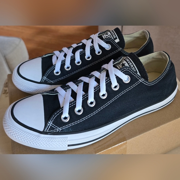 Converse Chuck Taylor All Star Black Unisex Low Top Shoes, Sz 7 Men's/9 Women's - Picture 1 of 8
